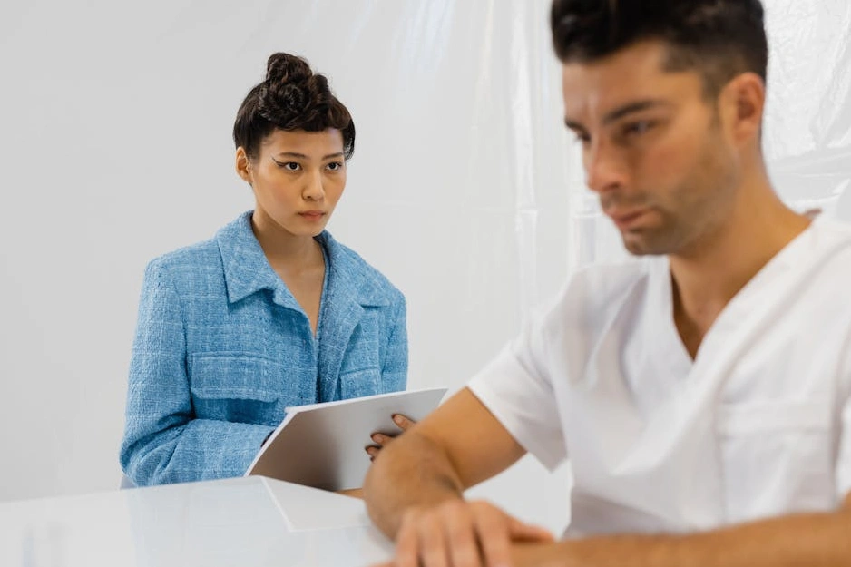 Moderno ufficio di un'azienda tecnologica con persone che collaborano